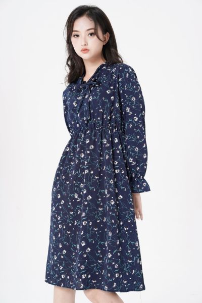 服饰系列实景模特穿着黑色小碎花连衣裙