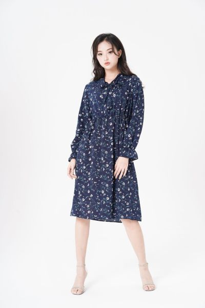 服饰系列实景模特穿着黑色小碎花连衣裙