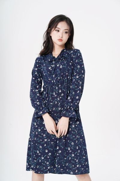 服饰系列实景模特穿着黑色小碎花连衣裙