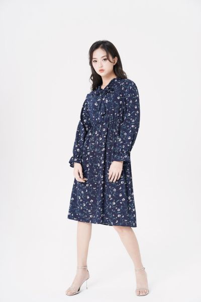 服饰系列实景模特穿着黑色小碎花连衣裙