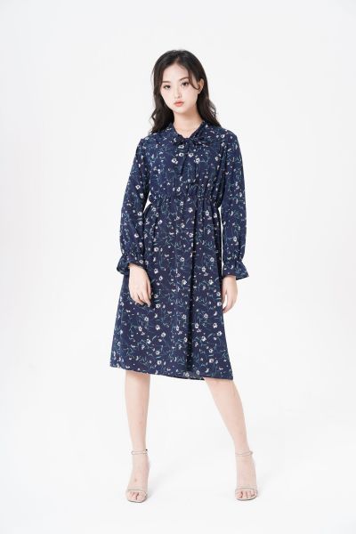 服饰系列实景模特穿着黑色小碎花连衣裙