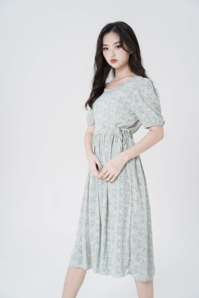 服饰系列实景模特穿着绿色小碎花灯笼袖连衣裙
