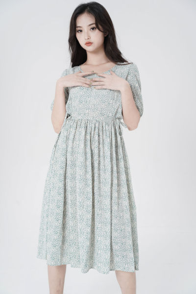 服饰系列实景模特穿着绿色小碎花灯笼袖连衣裙