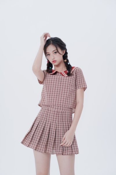 服饰系列实景模特穿着红色格子百褶半裙