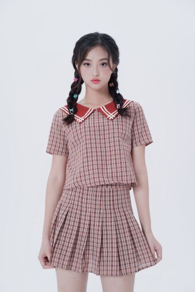 服饰系列实景模特穿着红色格子百褶半裙