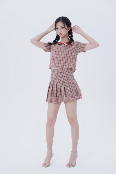 服饰系列实景模特穿着红色格子百褶半裙