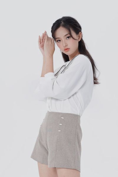 服饰系列实景模特穿着衬衫裤子格子套装