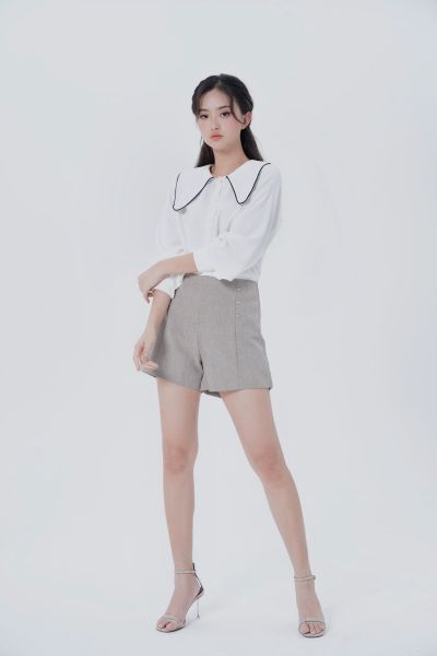 服饰系列实景模特穿着衬衫裤子格子套装