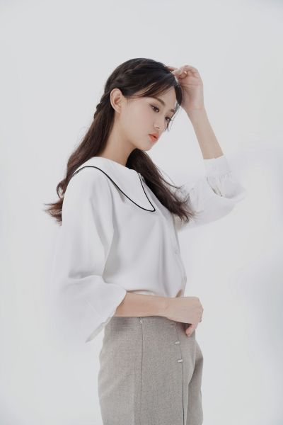 服饰系列实景模特穿着衬衫裤子格子套装
