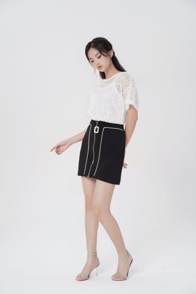服饰系列实景模特穿着白色上衣和黑色半裙的摆拍