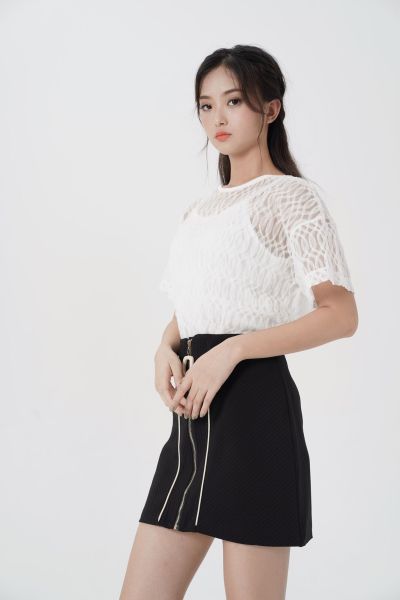 服饰系列实景模特穿着白色上衣和黑色半裙的摆拍