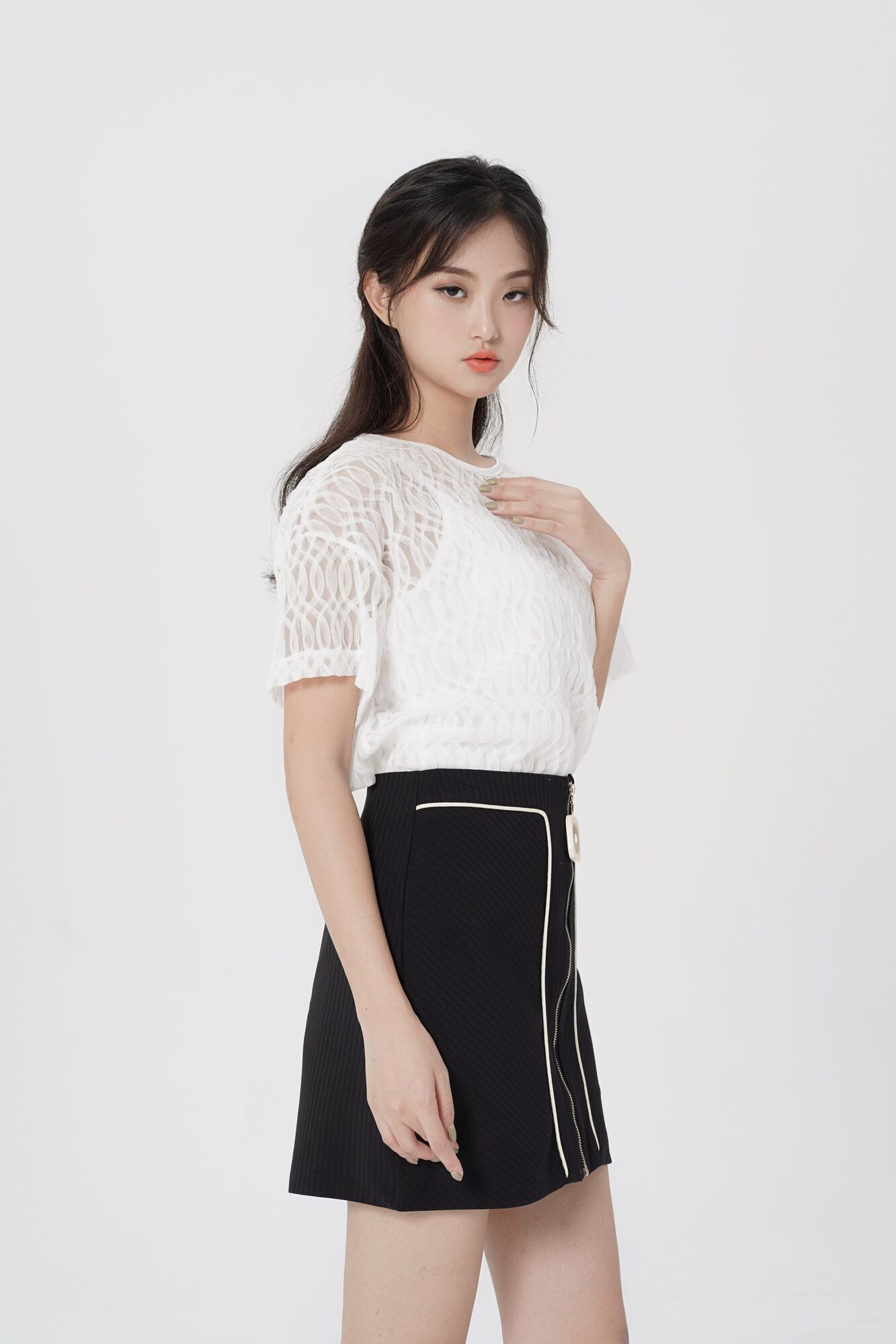 服饰系列实景模特穿着白色上衣和黑色半裙的摆拍