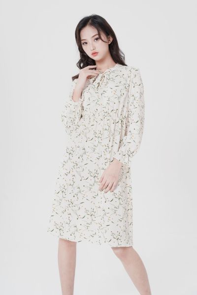 服饰系列实景模特穿着森女杏色小碎花连衣裙