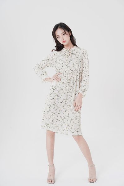 服饰系列实景模特穿着森女杏色小碎花连衣裙