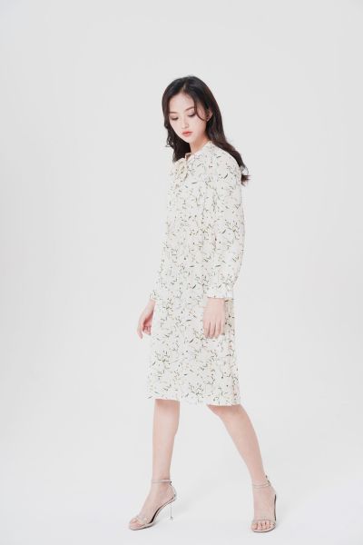 服饰系列实景模特穿着森女杏色小碎花连衣裙