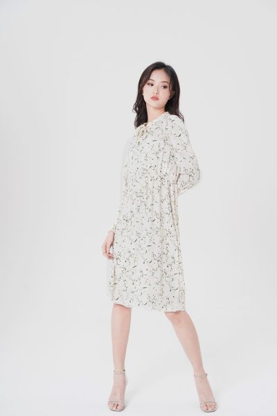 服饰系列实景模特穿着森女杏色小碎花连衣裙