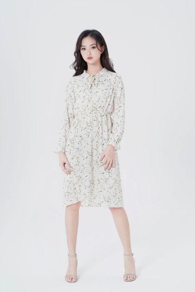 服饰系列实景模特穿着森女杏色小碎花连衣裙