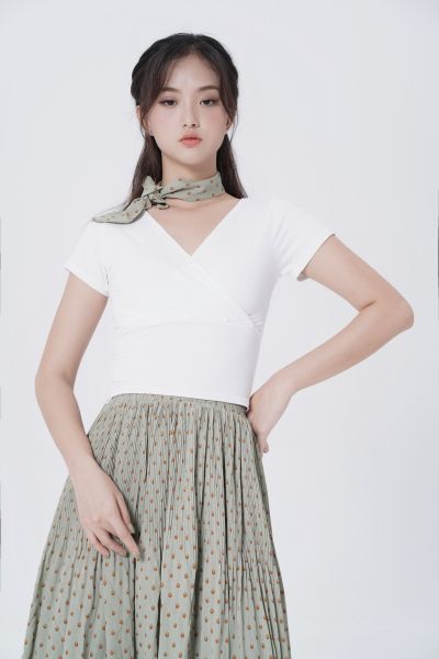 服饰系列实景模特穿着白色露肚脐短袖上衣和豆绿色半身长裙的摆拍