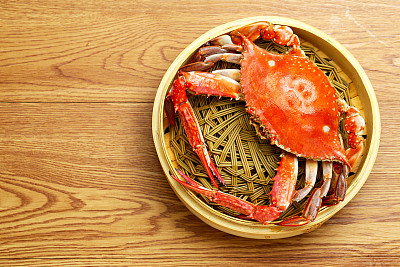 steamed crab in bamboo steamer