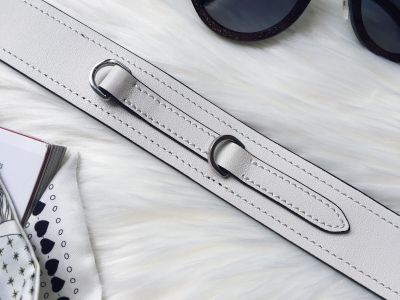 服饰系列plex ribbon 宽肩带长舌包细节特写场景图