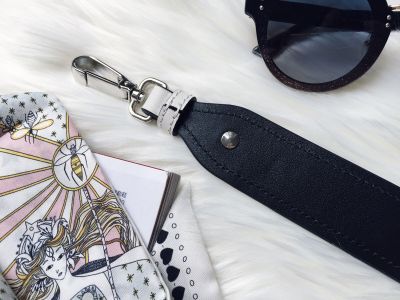 服饰系列plex ribbon 宽肩带长舌包细节特写场景图