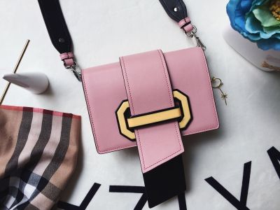 服饰系列plex ribbon 宽肩带长舌包细节特写场景图