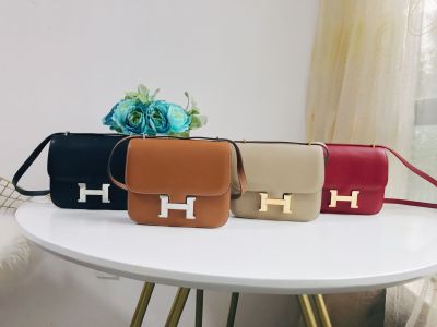 服饰系列实景多个H家-空姐包摆拍场景图