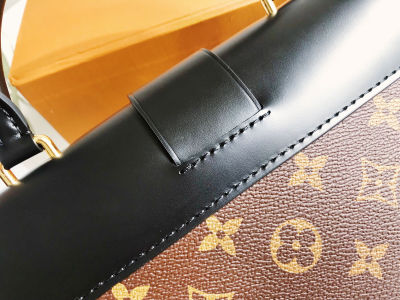 服饰系列实景驴家One handle信封手提包