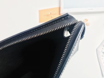 服饰系列实景驴家拉链手拿包细节场景图