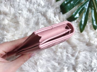 服饰系列实景GUCCI-双G钱包细节特写场景图