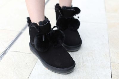 服饰系列实景三色球球雪地靴上身效果