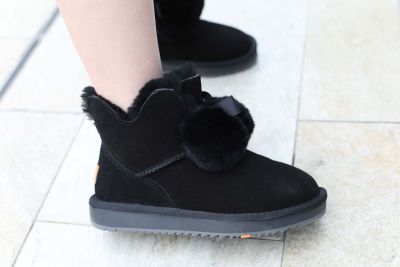 服饰系列实景三色球球雪地靴上身效果