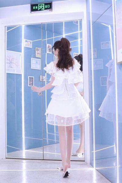 服饰系列实景白色波点尖头高跟鞋上身穿搭效果