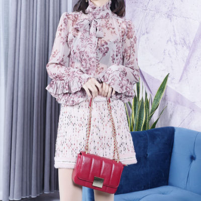 服饰系列实景红色包包上身穿搭效果