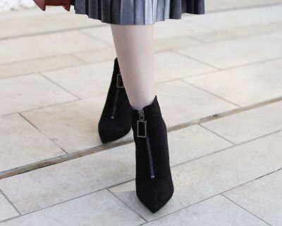 服饰系列实景黑色前面拉链鞋上身穿搭效果