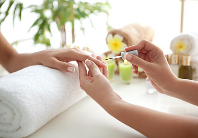 Manicure.