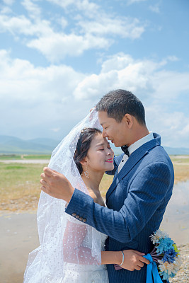 Couples take wedding photos by the sea and by the lake.