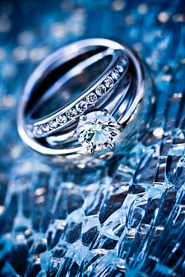 platinum rings on shattered glass (dark blue)