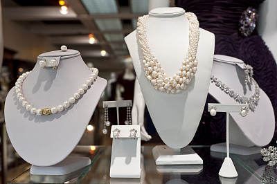 jewlery window display