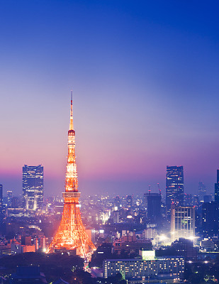 the tower in tokyos skyline at twilight预览效果
