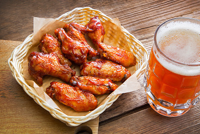 Fried chicken wings and a large mug of beer