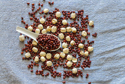Lotus seeds and red beans mixed together