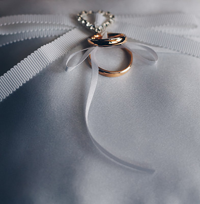 Golden wedding rings with wedding decoration