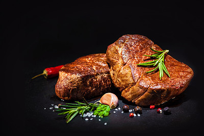 Grilled beef fillet steaks with spices