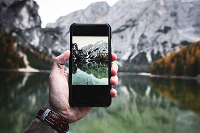 Photographing the Braies lake in south tyrol with the smartphone