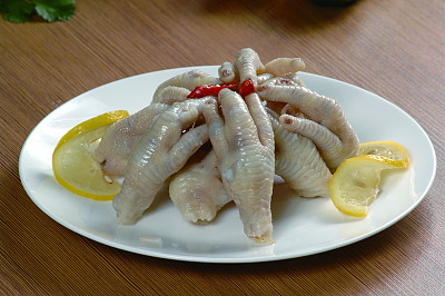 Pickled chicken feet with peppers (泡椒凤爪)