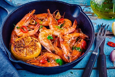 Roasted prawns with parsley, chili pepper, garlic and lemon