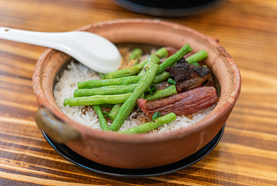 Cantonese style waxy claypot rice