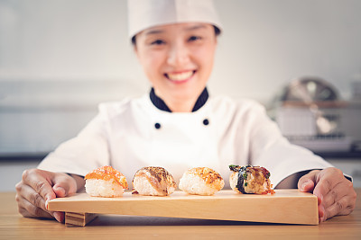 Chef presenting a plate with Salmon's sushi