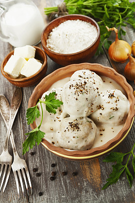 Meatballs in white sauce